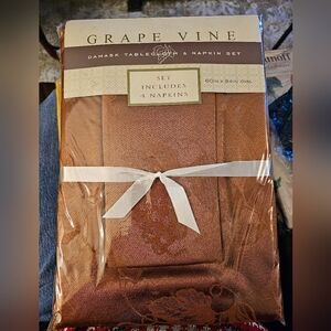 NWT Grape Vine Damask Oval Tablecloth and Napkin Set (4)